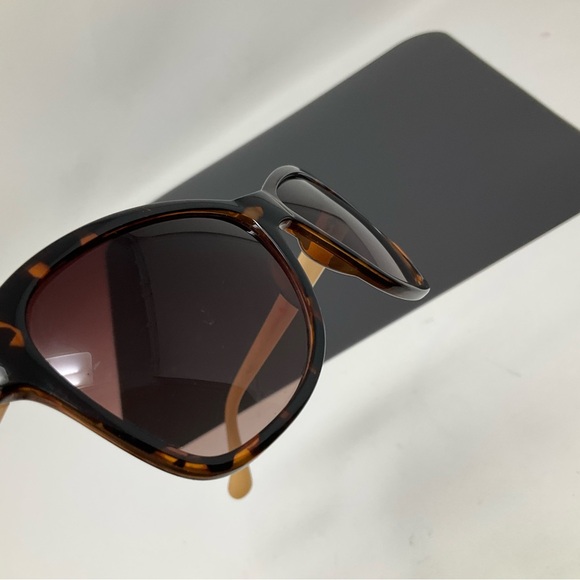 Ivanka Trump sunglasses main image 6
